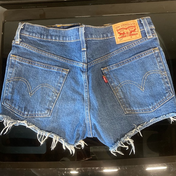 Levi’s 501 frayed bottom Jean shorts 26 - Picture 4 of 5